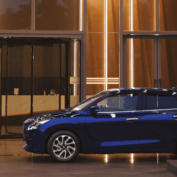 DESTADA ENTRE LA MULTITUD